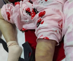 重庆6岁女童疑遭生父女友虐打致死，其生母曾遭家暴诉讼...